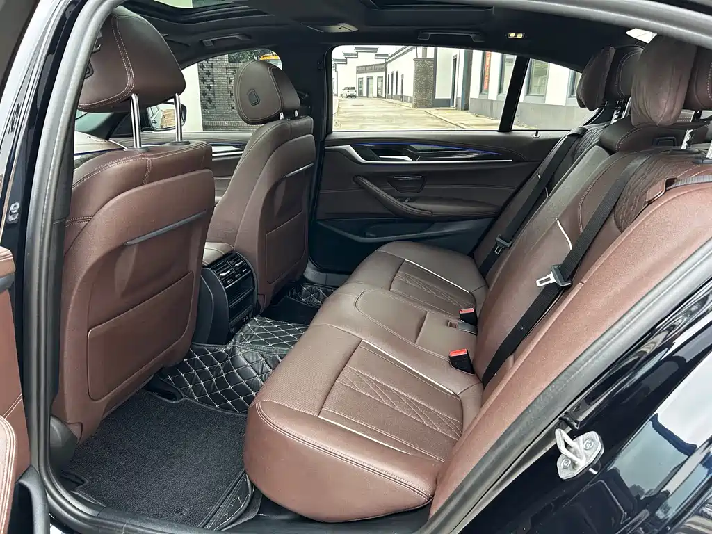 BMW 5 Series 2021 — фото 10