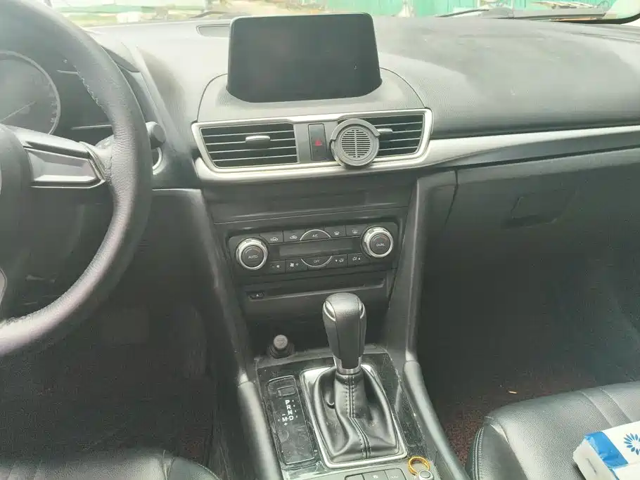 Mazda 3 Axela 2019 — фото 13