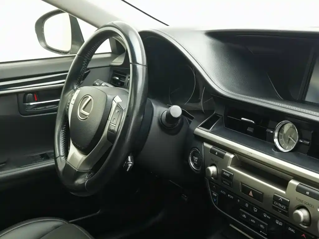 Lexus ES 2015 — фото 22