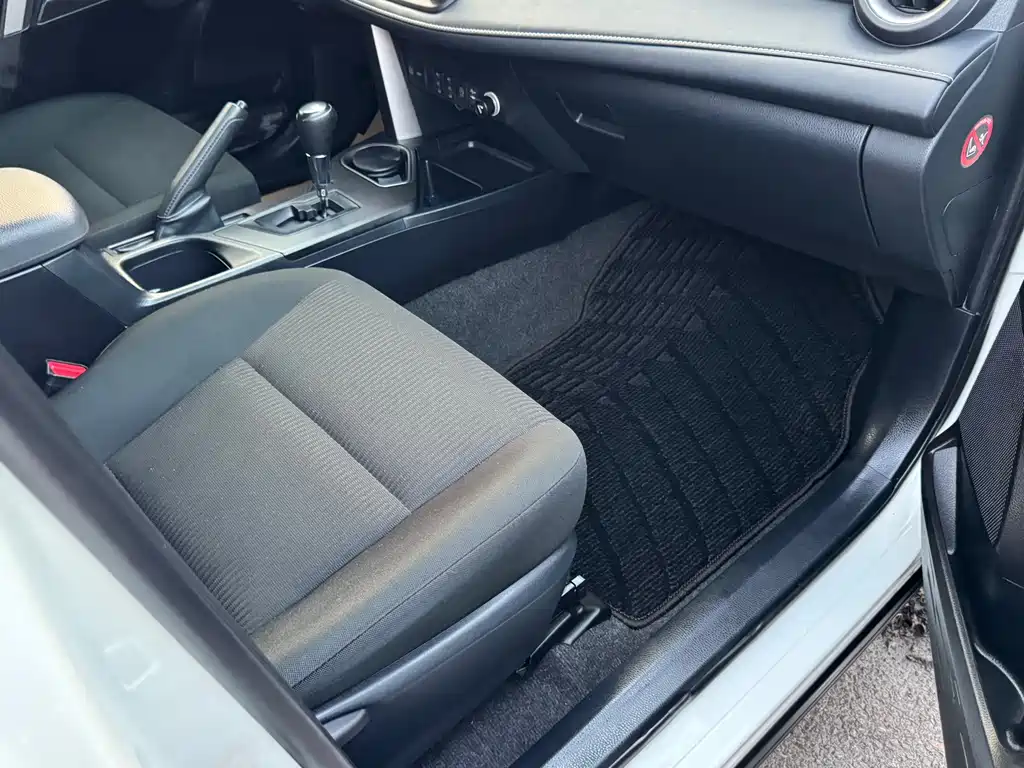 Toyota RAV4 2018 — фото 12