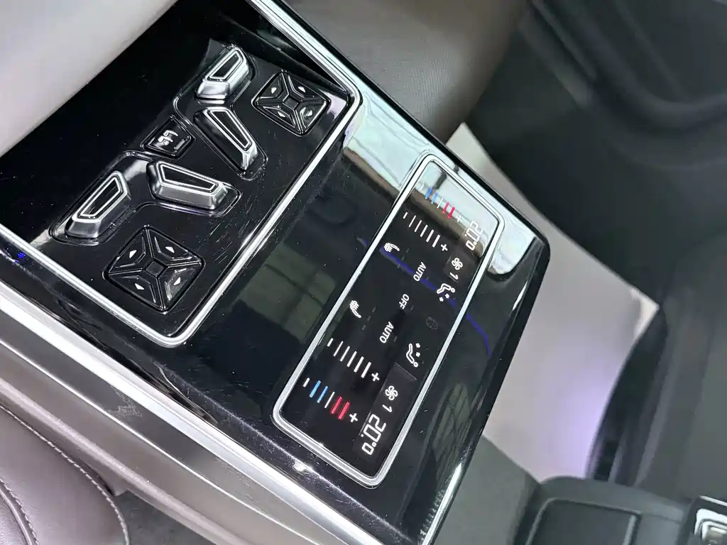 Audi A8 2021 — фото 18