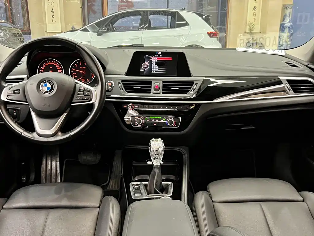BMW 1 Series 2017 — фото 16