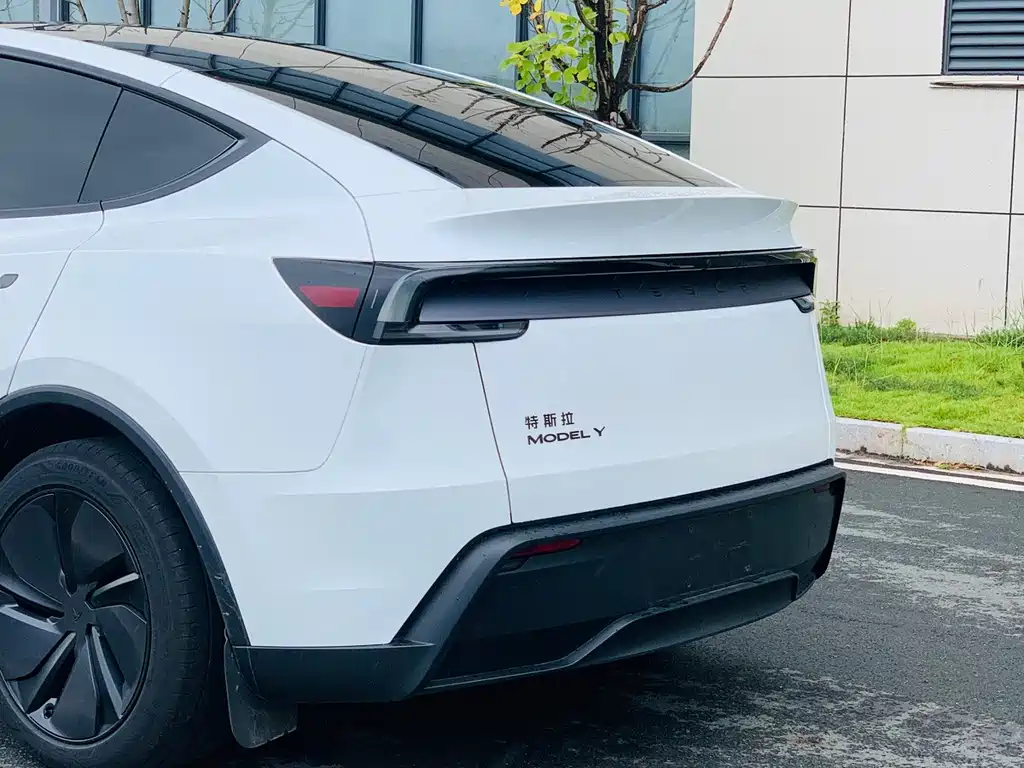 Tesla Model Y 2026 — фото 9