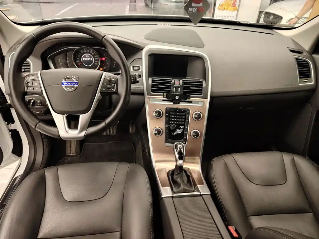 Volvo XC60 2017 — фото 11