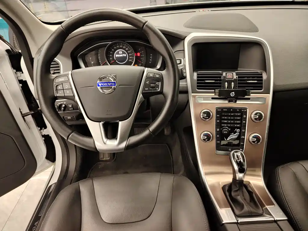 Volvo XC60 2017 — фото 12