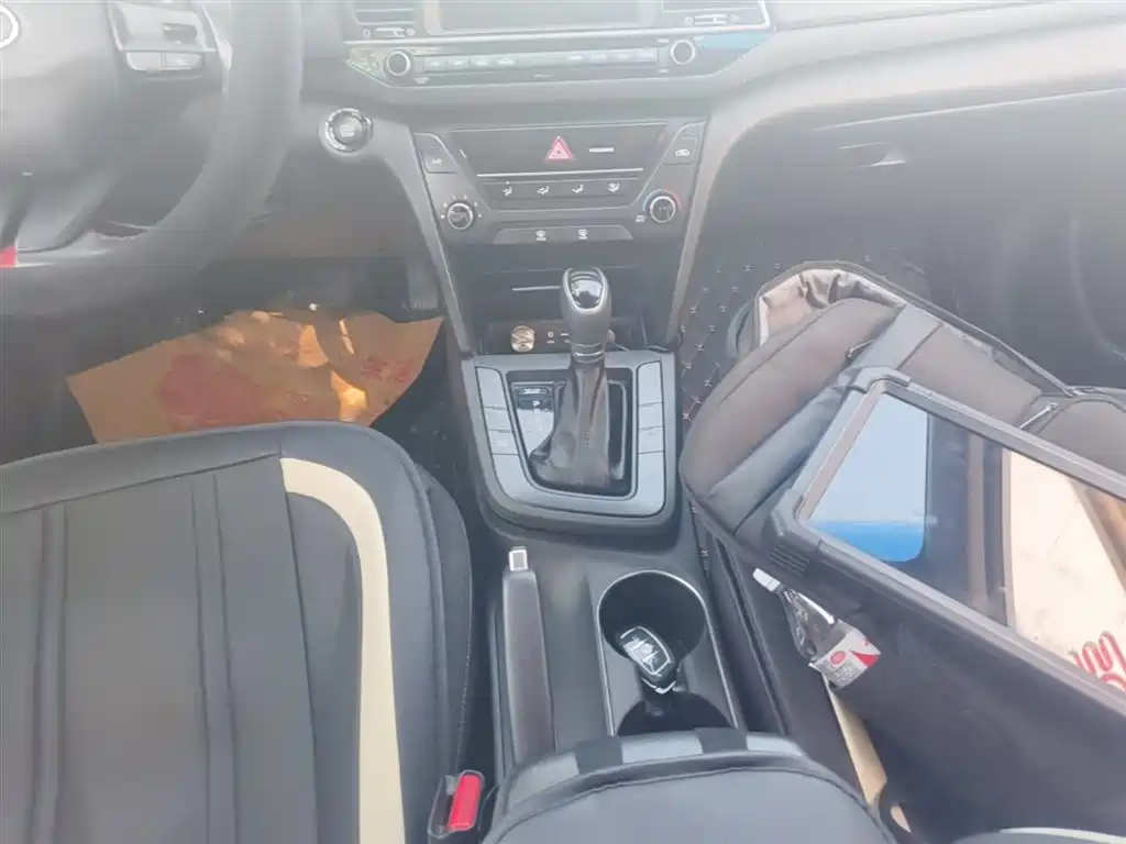 Hyundai Elantra 2018 — фото 14