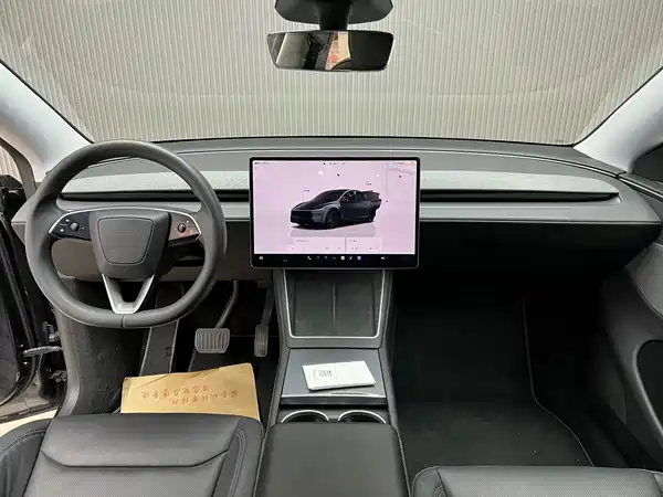 Tesla Model Y 2025