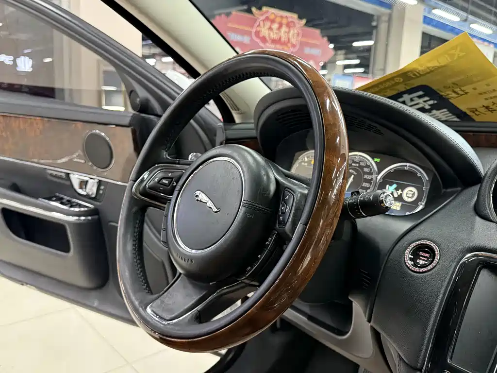 Jaguar XJ 2015 — фото 25