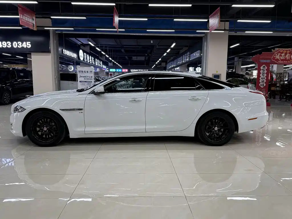 Jaguar XJ 2018 — фото 15