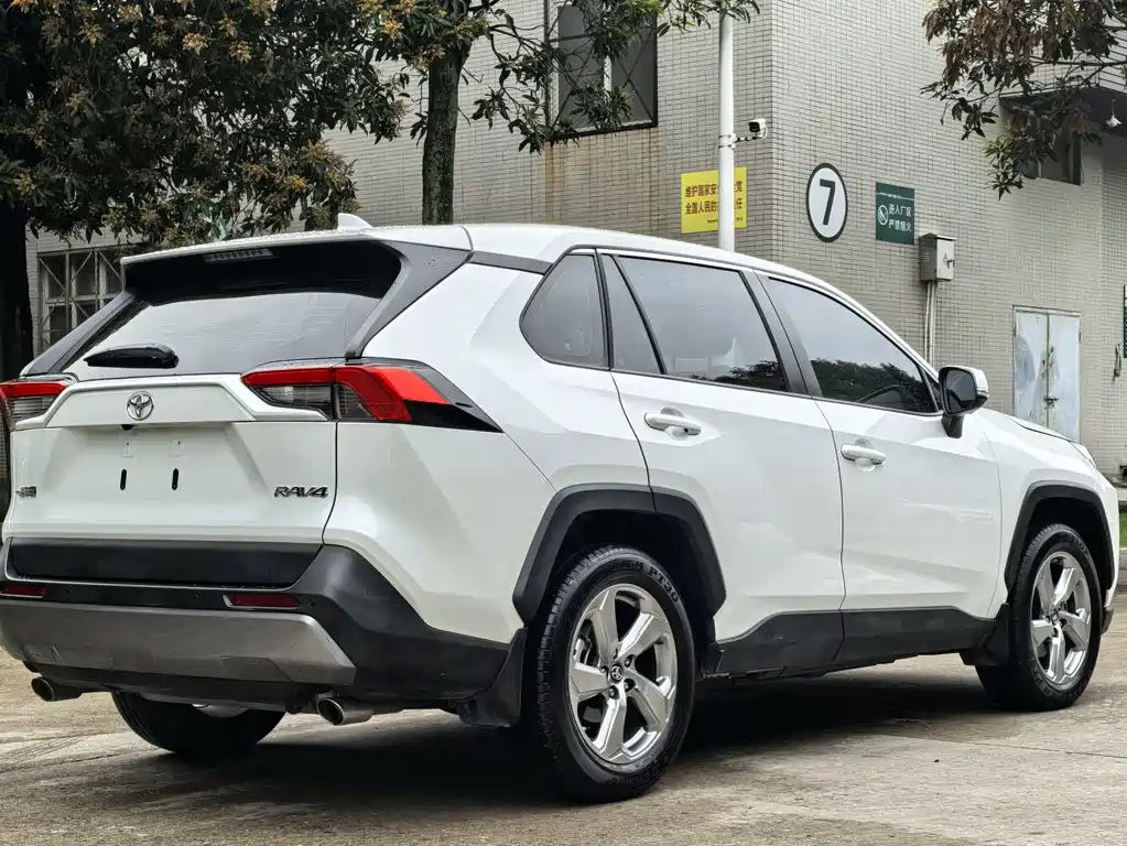 Toyota RAV4 2023 — фото 4