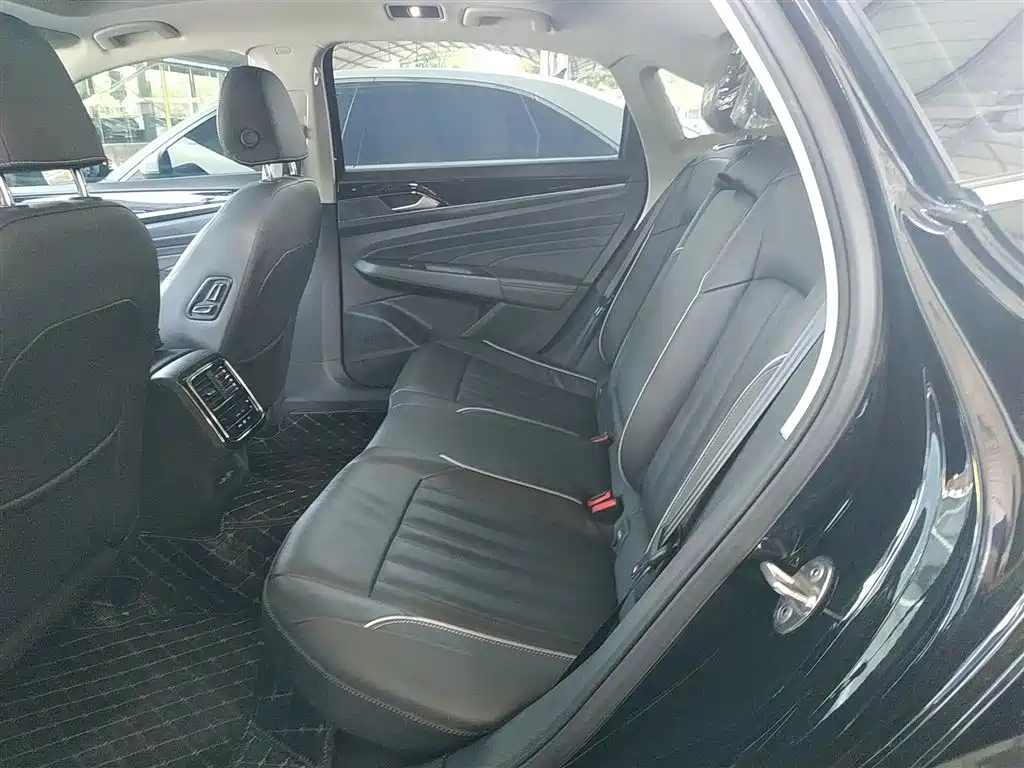 Volkswagen Passat 2023 — фото 14