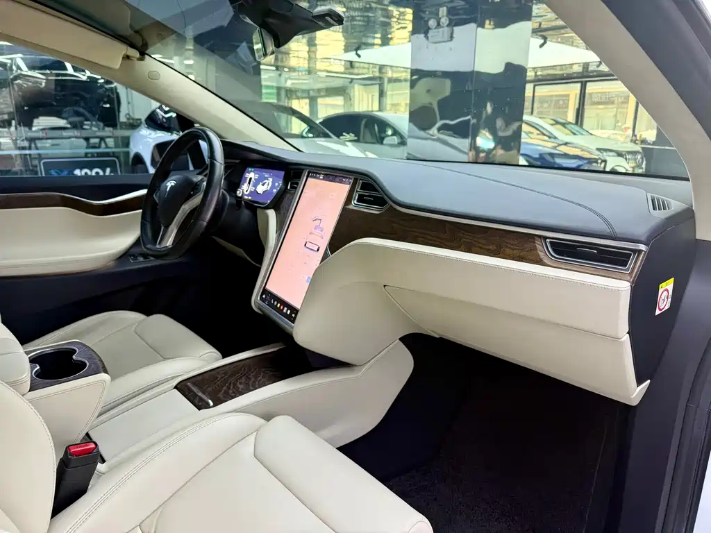 Tesla Model X 2018 — фото 12