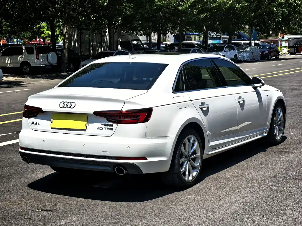 Audi A4L 2018 — фото 11