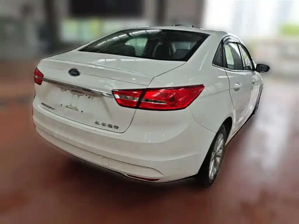 Ford Escort 2015 — фото 12