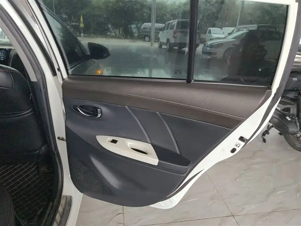 Toyota Yaris L 2015 — фото 20