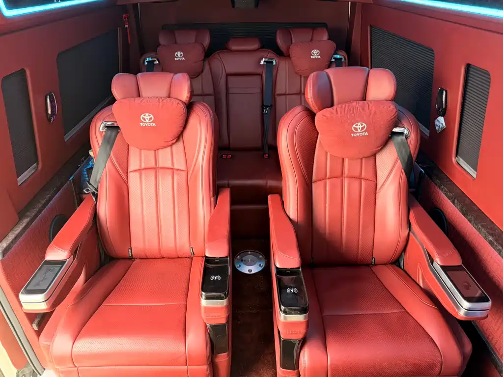 Toyota Hiace 2023 — фото 17