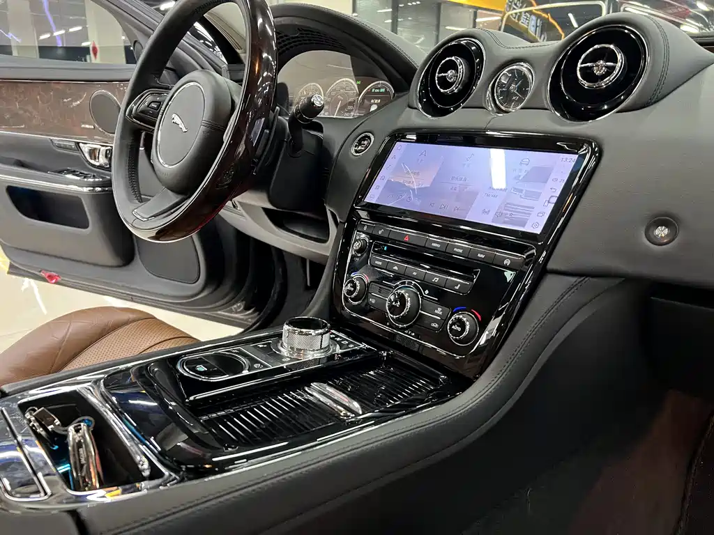 Jaguar XJ 2014 — фото 10