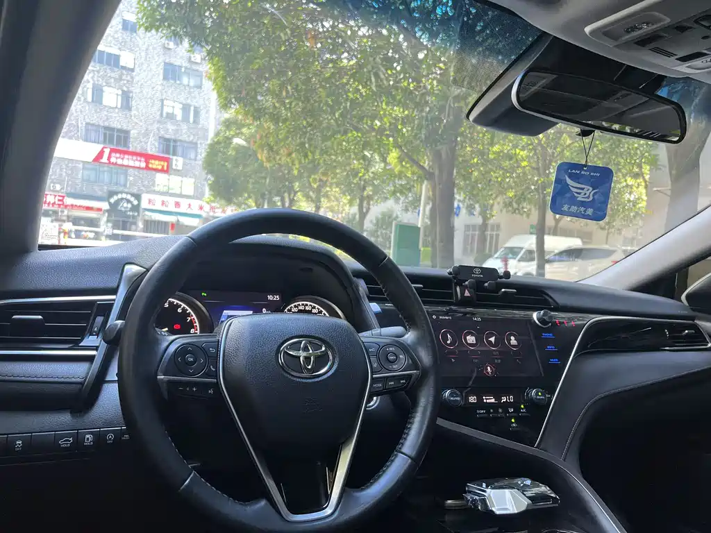 Toyota Camry 2019 — фото 9
