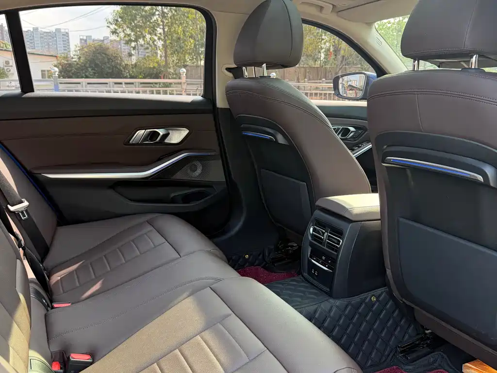 BMW 3 Series 2019 — фото 16