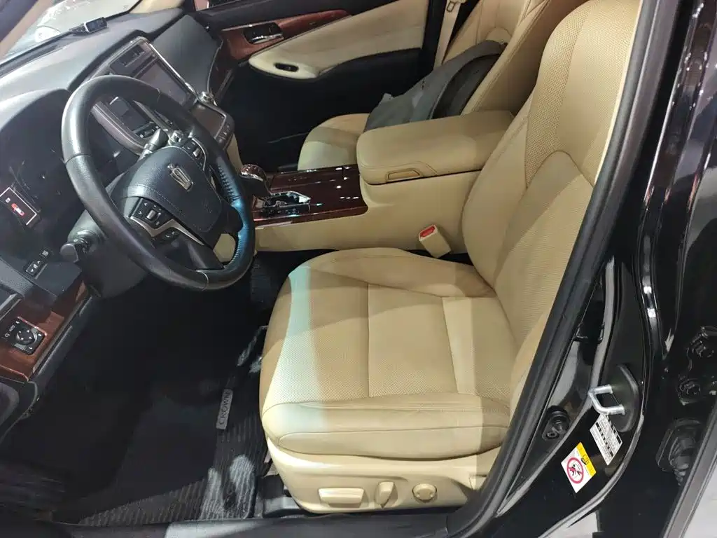 Toyota Crown 2017 — фото 11