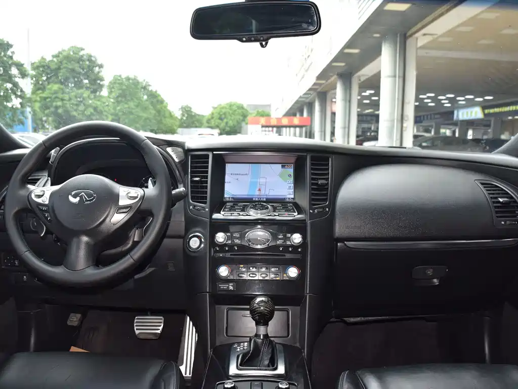 Infiniti QX70 2016 — фото 10
