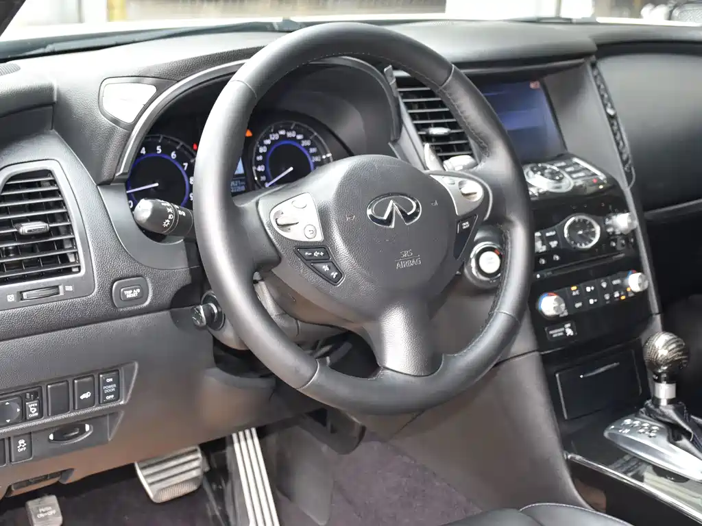 Infiniti QX70 2016 — фото 12
