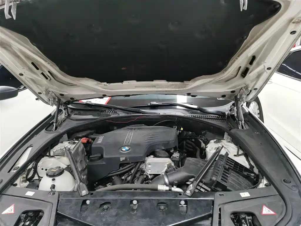 BMW 5 Series 2015 — фото 10
