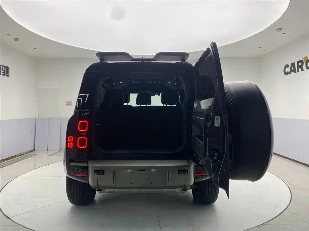 Land Rover Defender 2023 — фото 30