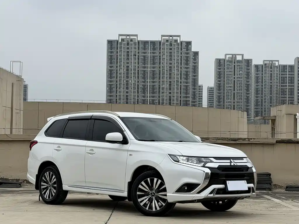 Mitsubishi Outlander 2022 — фото 15