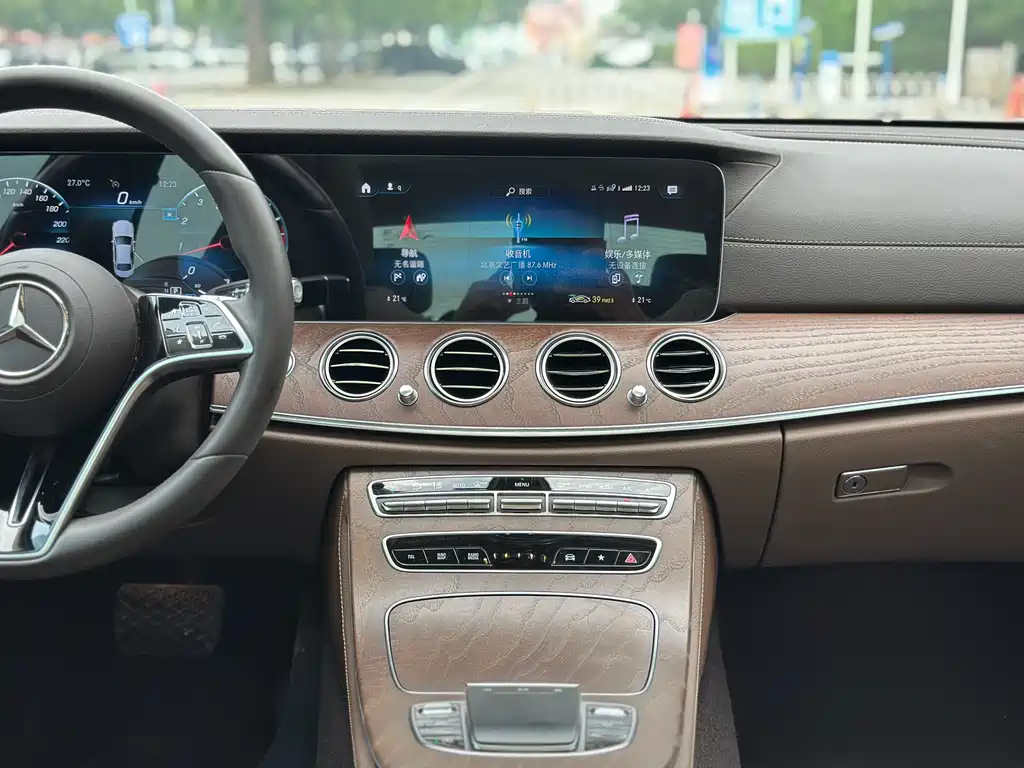 Mercedes-Benz E-Class 2022 — фото 35