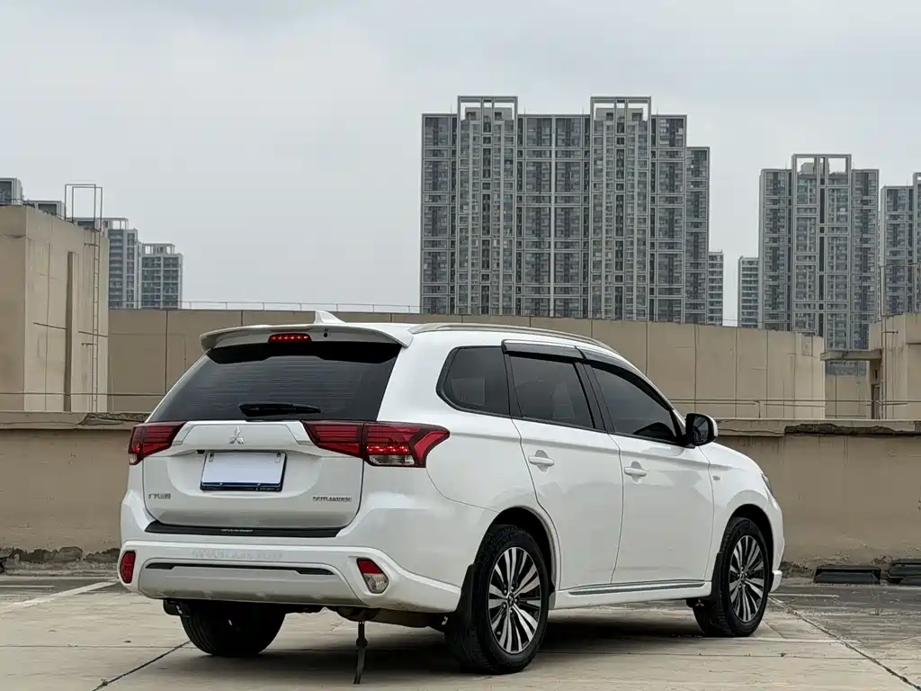 Mitsubishi Outlander 2022 — фото 17