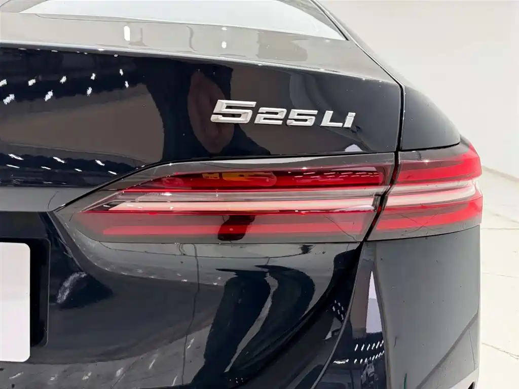 BMW 5 Series 2025 — фото 10