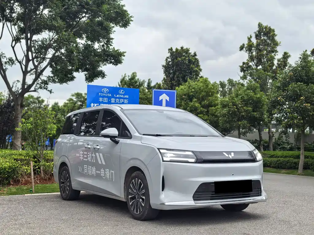 Wuling Starlight 730 EV 2025