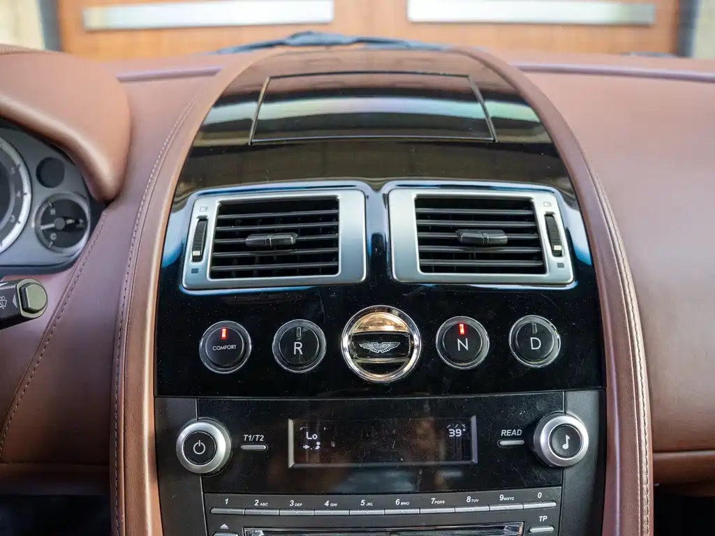 Aston Martin V8 Vantage 2010 — фото 14