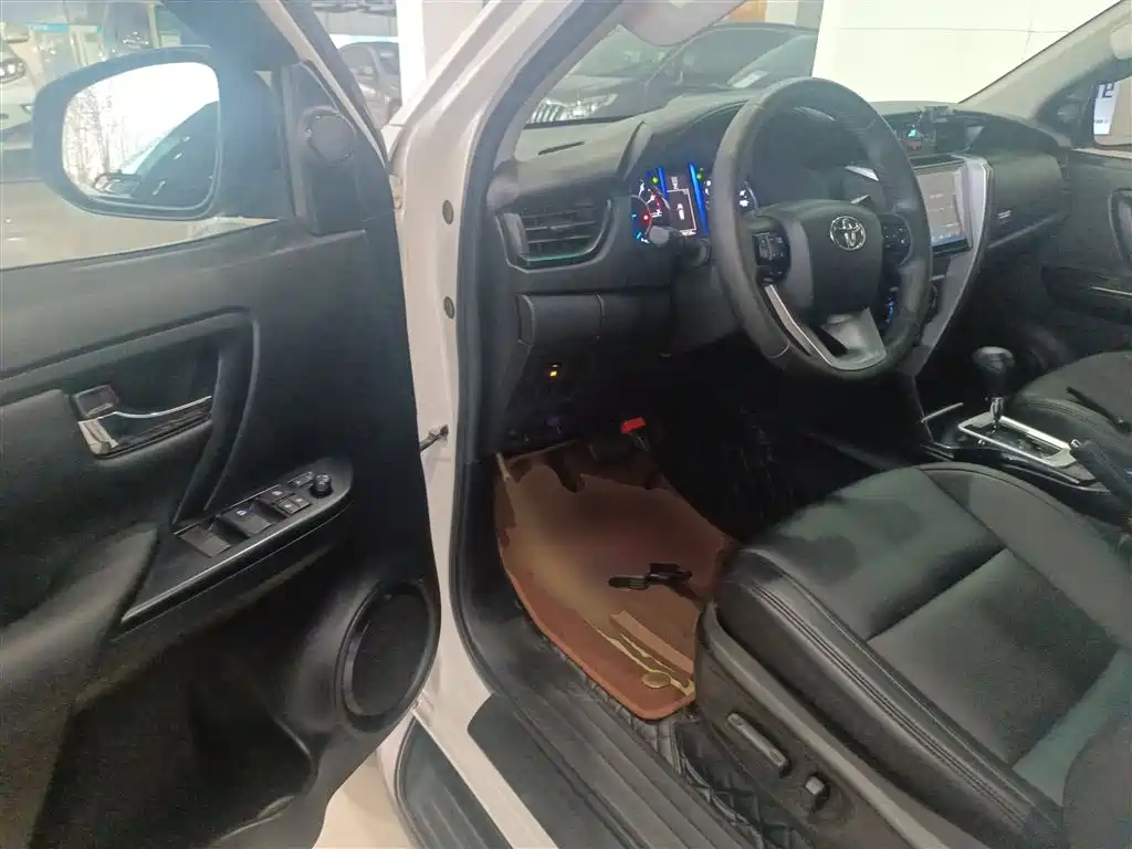 Toyota Fortuner 2019 — фото 16
