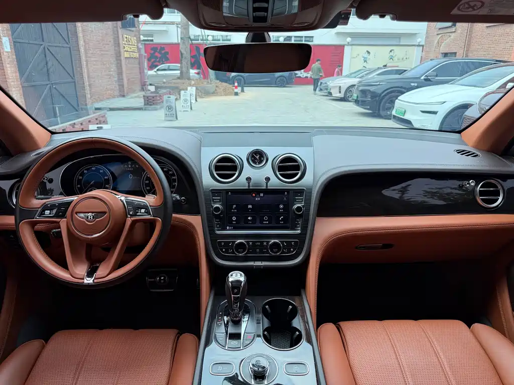 Bentley Bentayga 2019 — фото 11