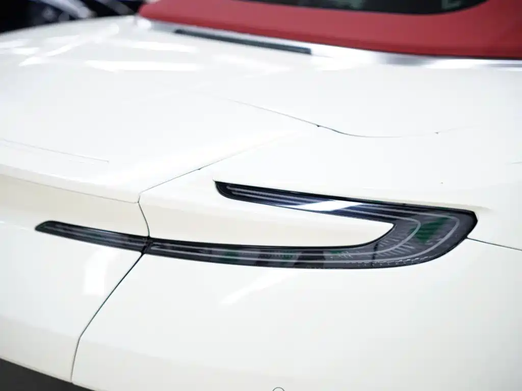 Aston Martin DB11 2020 — фото 5