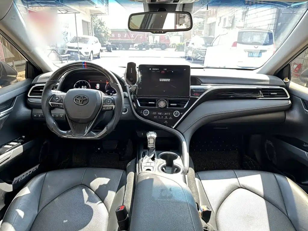 Toyota Camry 2023 — фото 13