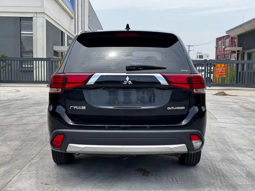 Mitsubishi Outlander 2018 — фото 8