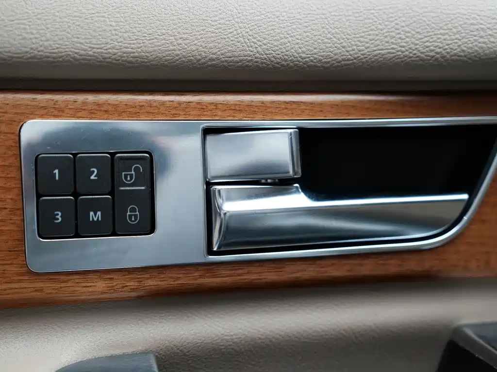 Land Rover Discovery 2012 — фото 18