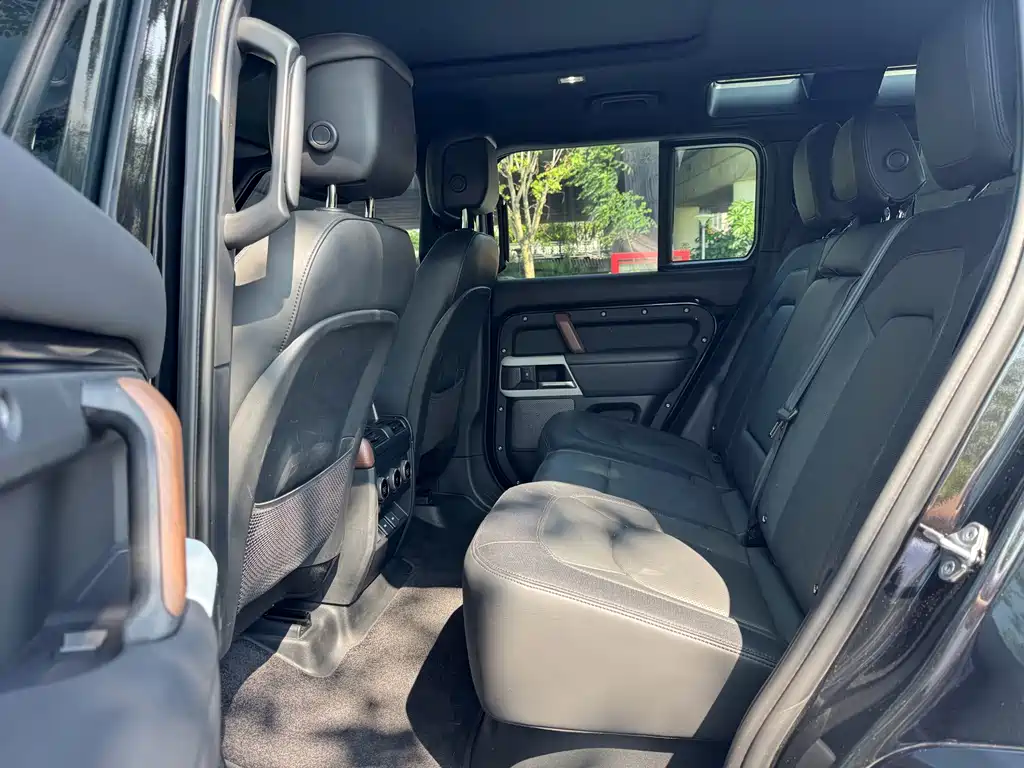 Land Rover Defender 2023 — фото 16