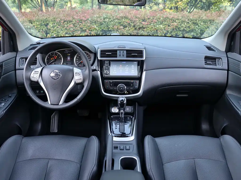 Nissan Tiida 2017 — фото 11