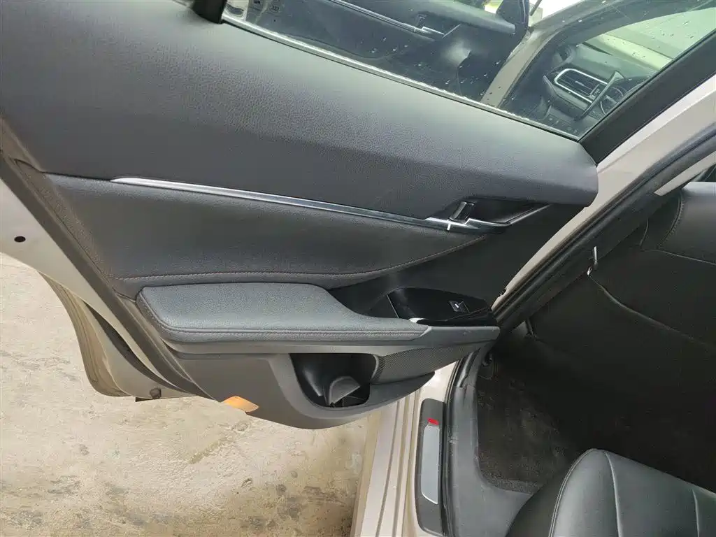 Toyota Camry 2019 — фото 29