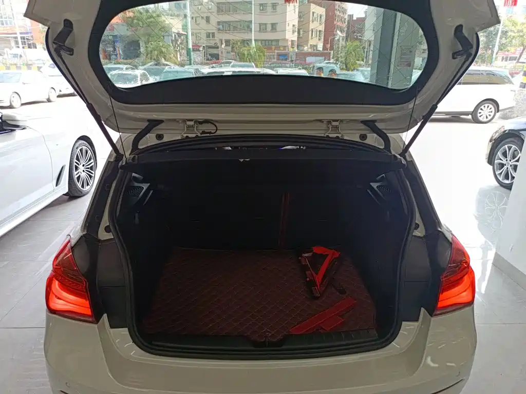BMW 1 Series 2018 — фото 19