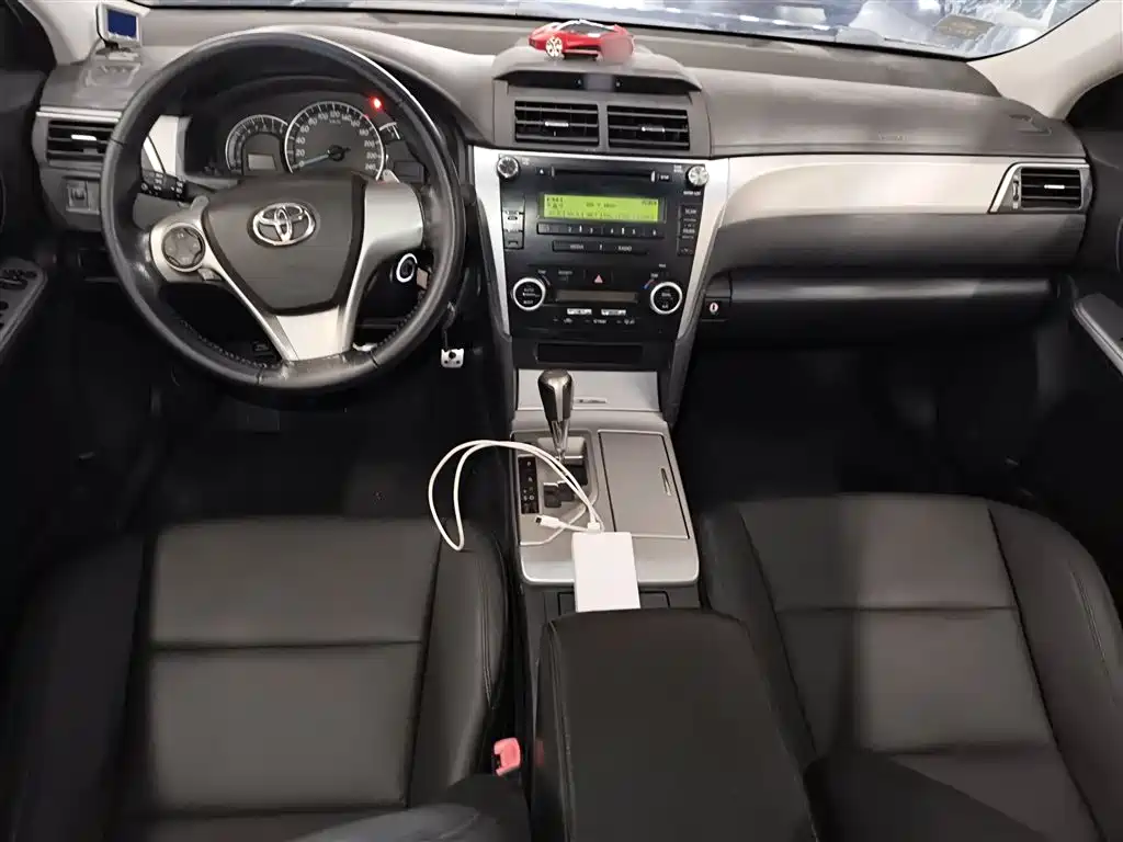 Toyota Camry 2014 — фото 12