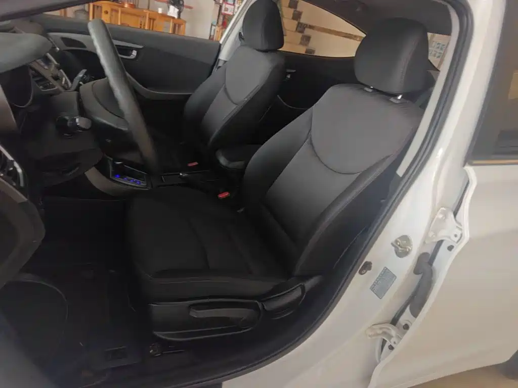 Hyundai Elantra 2018 — фото 11