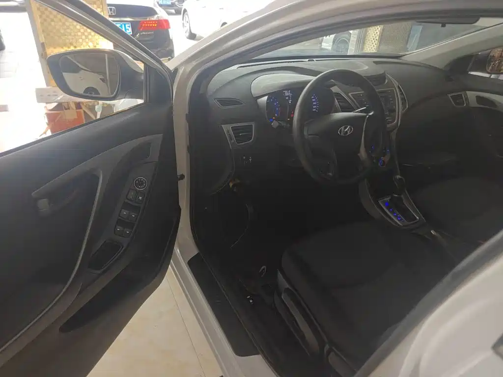Hyundai Elantra 2018 — фото 12