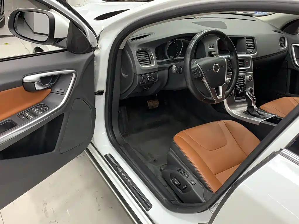 Volvo S60 2018 — фото 16