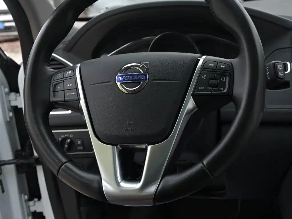 Volvo XC60 2017 — фото 11
