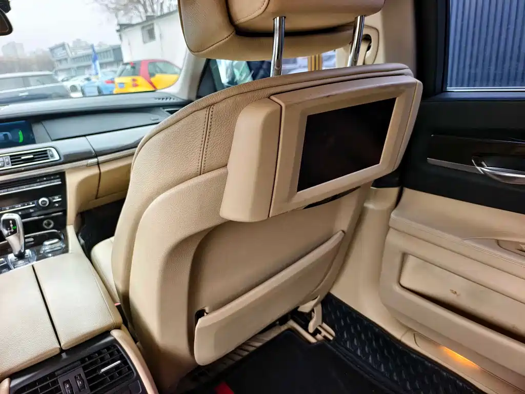 BMW 7 Series 2009 — фото 16